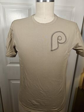 Pro Standard Mens Large Tan Philadelphia Phillies Embroidered Patch T-Shirt